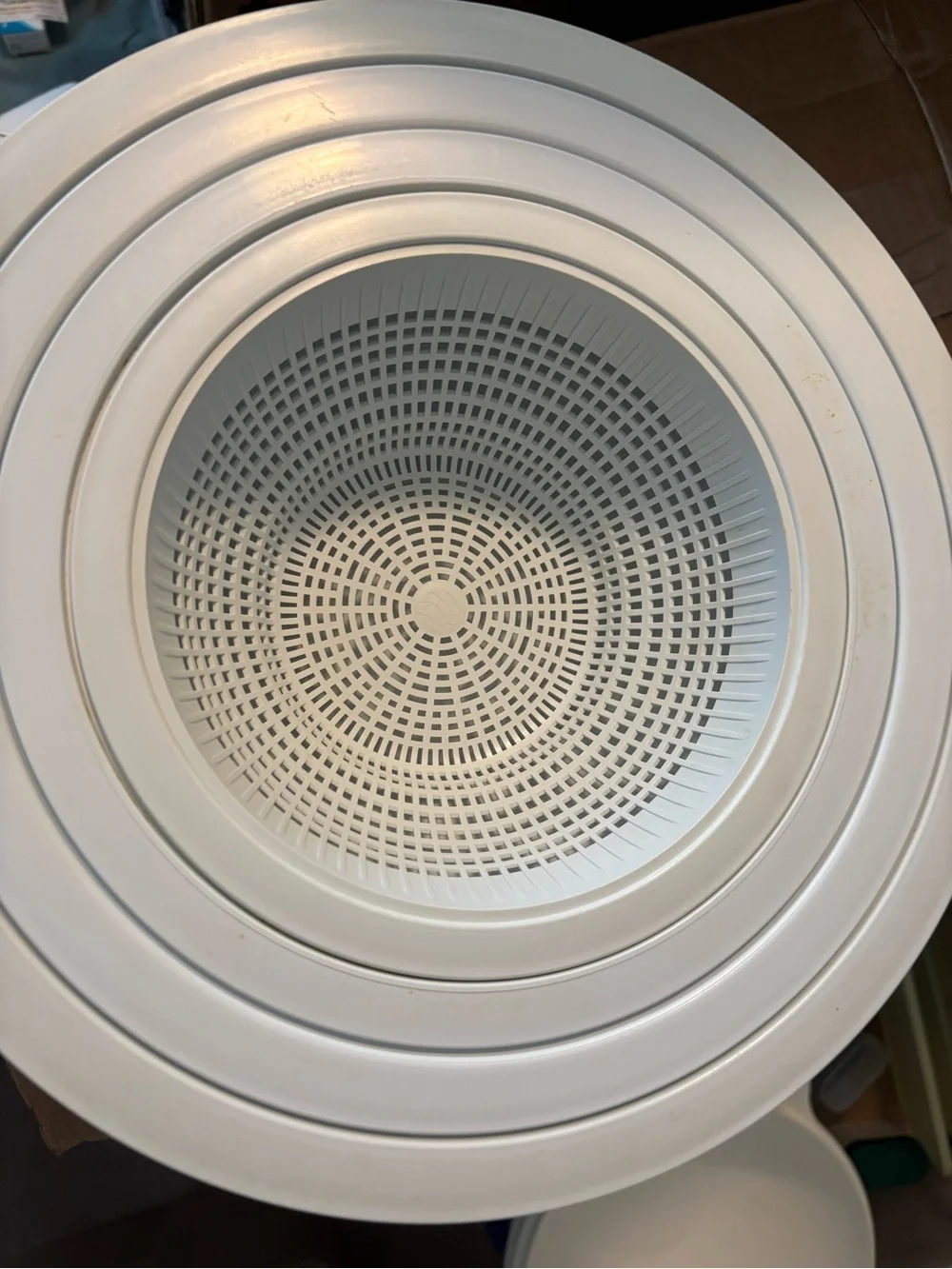The Pampered Chef White Plastic Nesting Bowls/Colanders with Lid - Embossed Logo